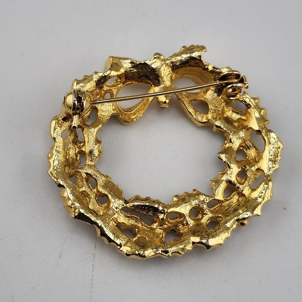 CHRISTMAS HOLIDAY WREATH,‎ Green And Gold Tone With Red Rhinestones EUC